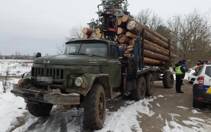 На Житомирщині поліцейські зупинили ЗІЛ, ДАФ, трактор з деревиною без документів