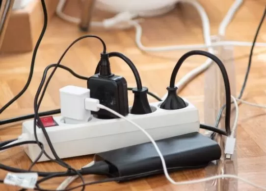 Експерт розповів, у яких випадках небезпечно залишати зарядний пристрій у розетці