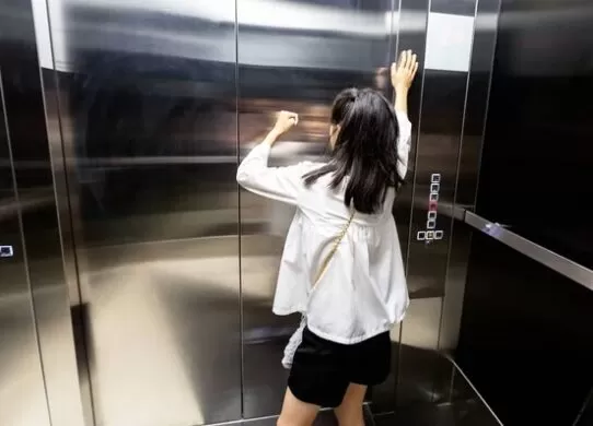 Що робити, якщо застряг у ліфті в період відключень електроенергії