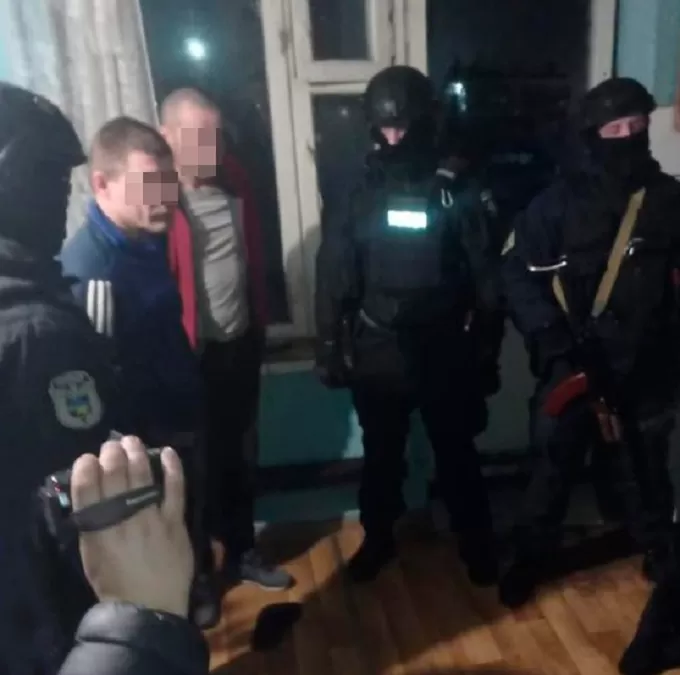 Мешканку Житомира пограбували у ліфті