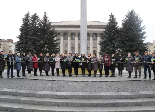 Мешканці Житомира об'єднуються у живі ланцюги напередодні Дня Соборності