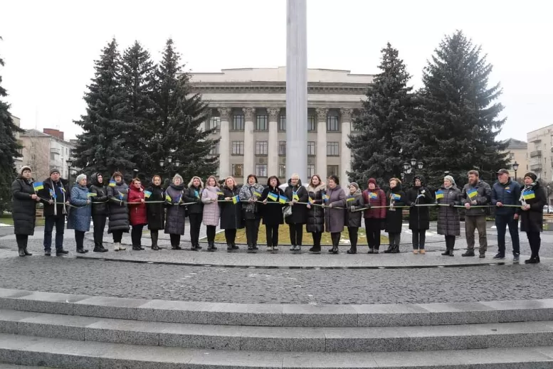 Мешканці Житомира об'єднуються у живі ланцюги напередодні Дня Соборності