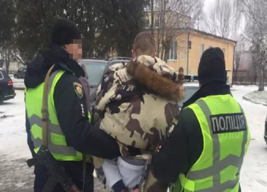 На Житомирщині затримали двох чоловіків, які незаконно продавали зброю