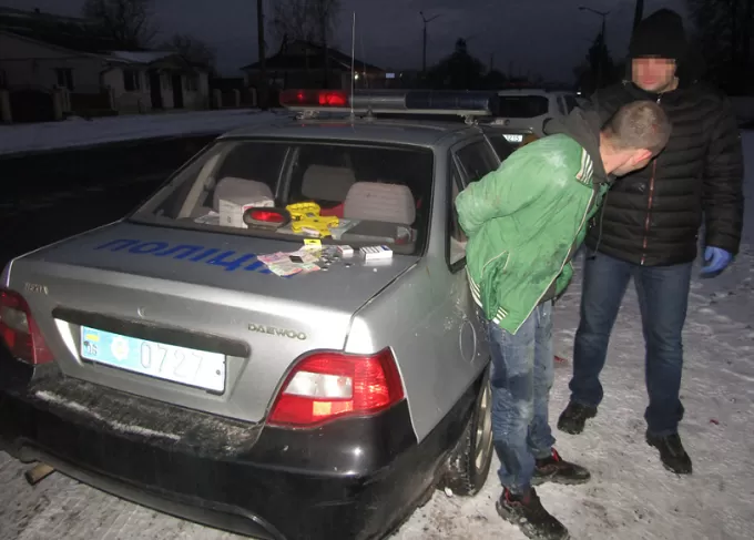 Мешканець Житомирської області пограбував пенсіонерку, а потім заснув на зупинці