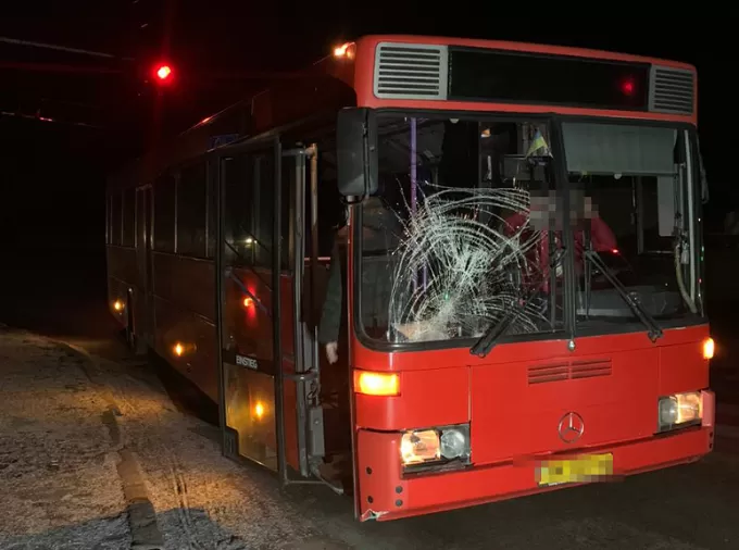 У Житомирі місцевий мешканець потрапив під колеса автобусу