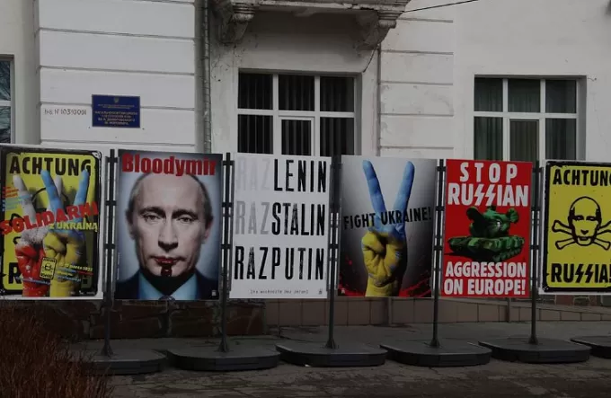 У Житомирі проходить виставка плакатів польського та українського художників