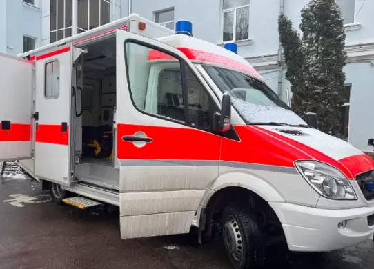 Житомирській лікарні передали авто швидкої допомоги
