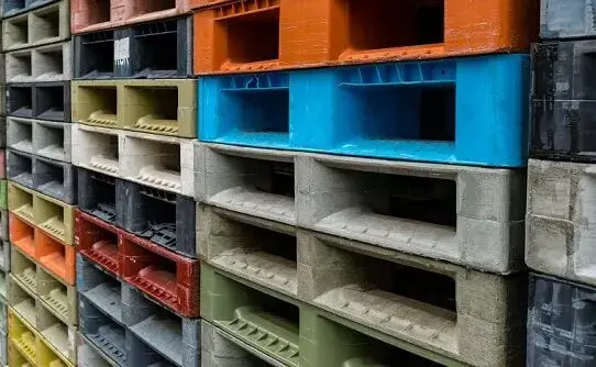 Які є переваги та недоліки піддонів з пластику