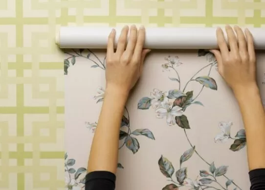 Як правильно клеїти шпалери: поради та лайфхаки