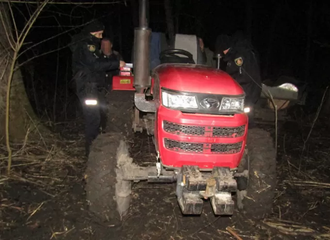 На Житомирщині зупинили вантажівку із нелегальною лісопродукцією