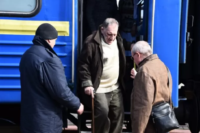 З Харківської області на Житомирщину евакуюють маломобільних людей