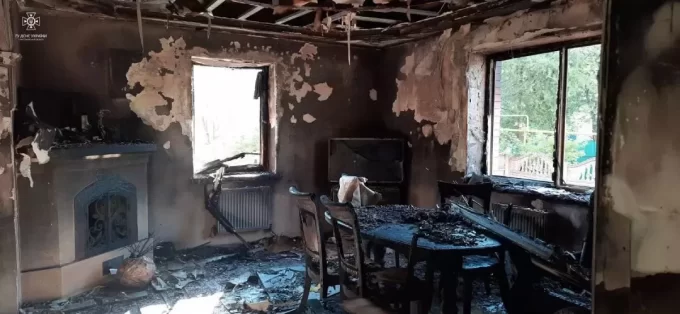 Рятуючись від пожежі на Житомирщині жінка вистрибнула з другого поверху