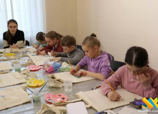 У Житомирі діти малювали власний дизайн на сумках