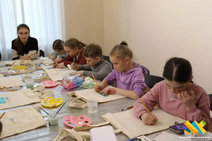 У Житомирі діти малювали власний дизайн на сумках