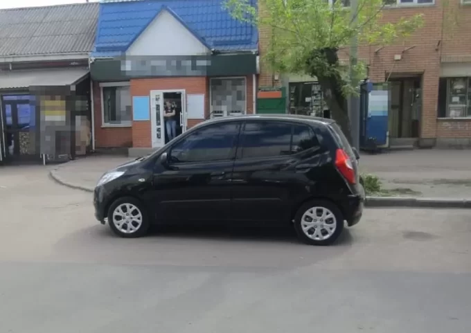 Як у фільмі - на Житомирщині велосипедист постраждав від дверцят авто