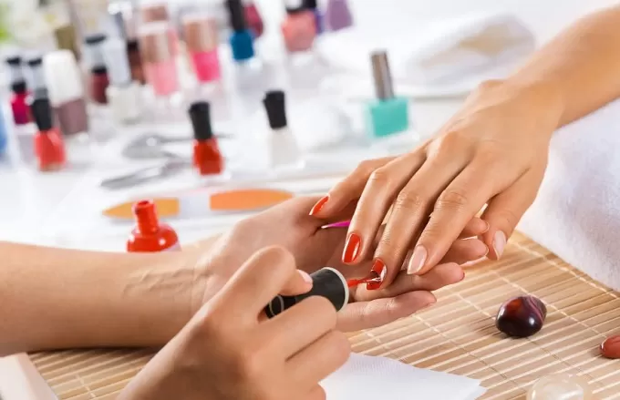 Як правильно вибрати манікюрний стіл