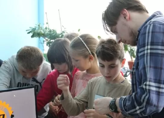 Діти із сімейних форм виховання на Житомирщині вивчають робототехніку