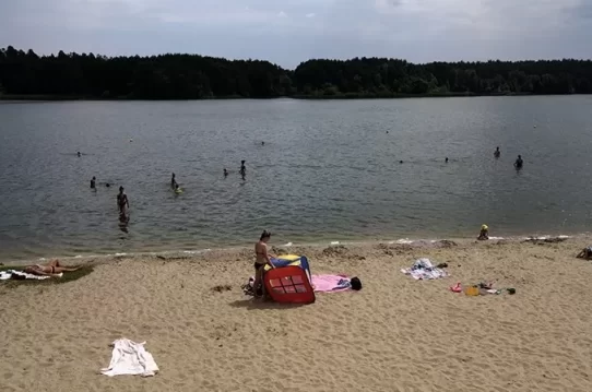 На пляжі у Гідропарку помер літній чоловік