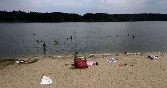 На пляжі у Гідропарку помер літній чоловік