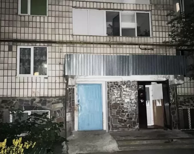 У Житомирі пенсіонер викрав пакунок, а потім ледь не вбив його власника