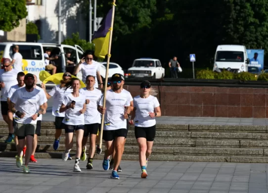 Учасники марафону «Я піднімаю прапор України за НАТО!» побували в Житомирі