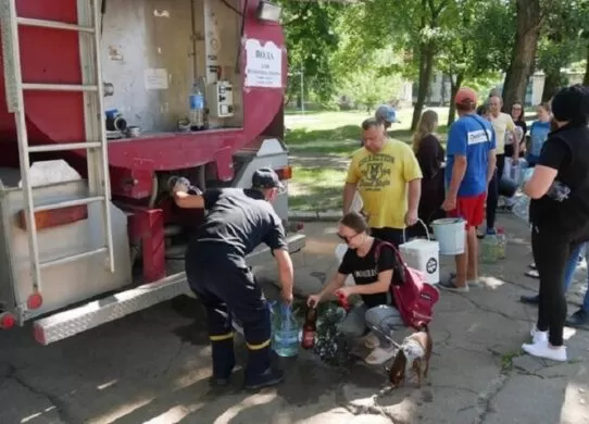 Житомир передав Нікополю авто для підвозу води