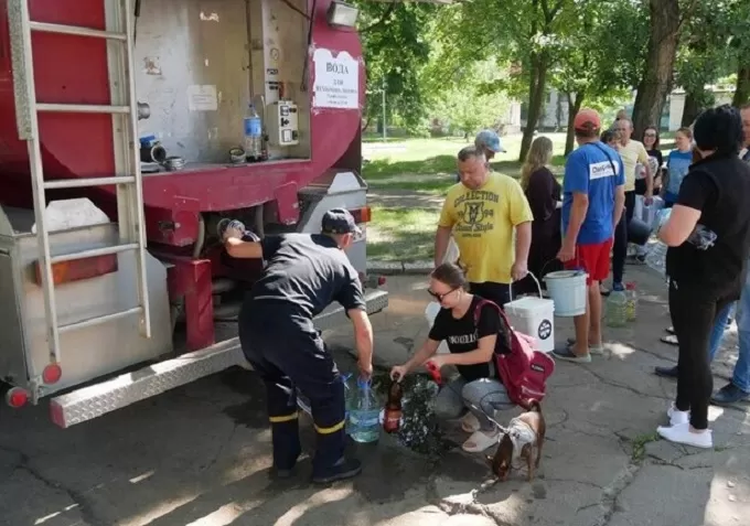 Житомир передав Нікополю авто для підвозу води