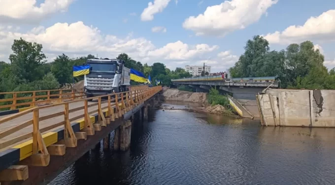 На Житомирщині побудували тимчасову переправу через річку Уж