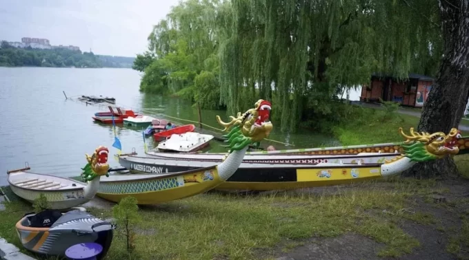 Для житомирян провели майстерклас з техніки плавання на човні