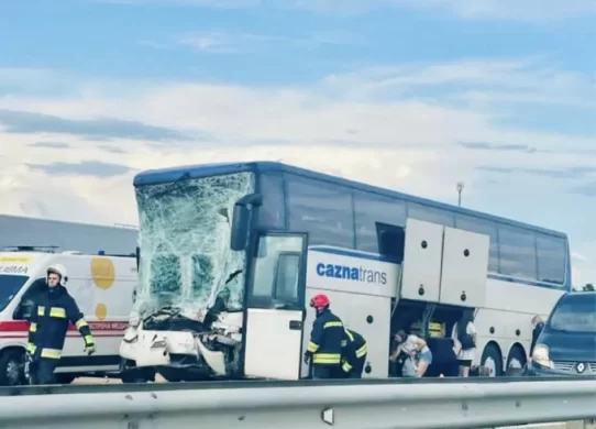 На Житомирщині сталася ДТП між зерновозом та міжнародним автобусом