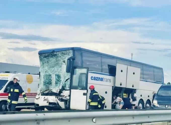 На Житомирщині сталася ДТП між зерновозом та міжнародним автобусом