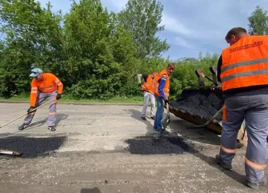 На регіональних дорогах Житомирщини ліквідовують аварійні вибоїни