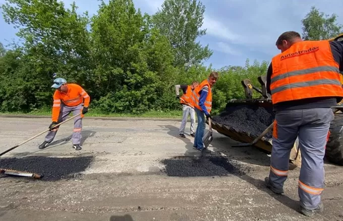 На регіональних дорогах Житомирщини ліквідовують аварійні вибоїни