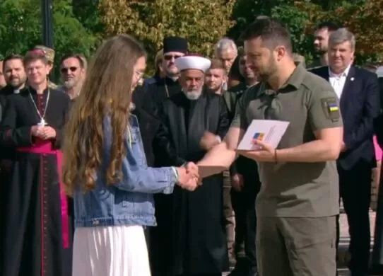 Президент України Володимир Зеленський вручив паспорти двом мешканцям Житомирської області