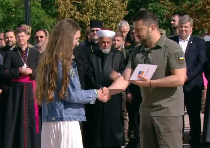 Президент України Володимир Зеленський вручив паспорти двом мешканцям Житомирської області