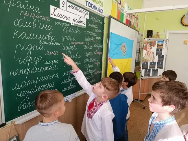 Як учням підвищити свої знання української мови в школі?