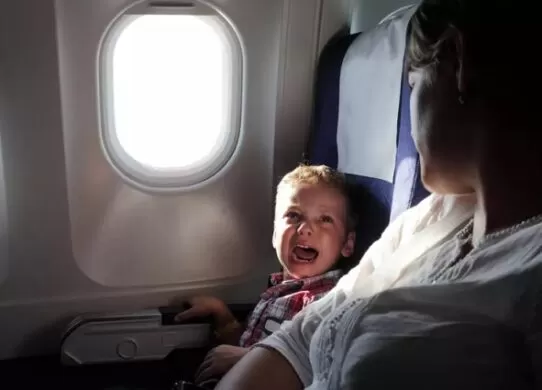 Як пережити переліт з дитиною