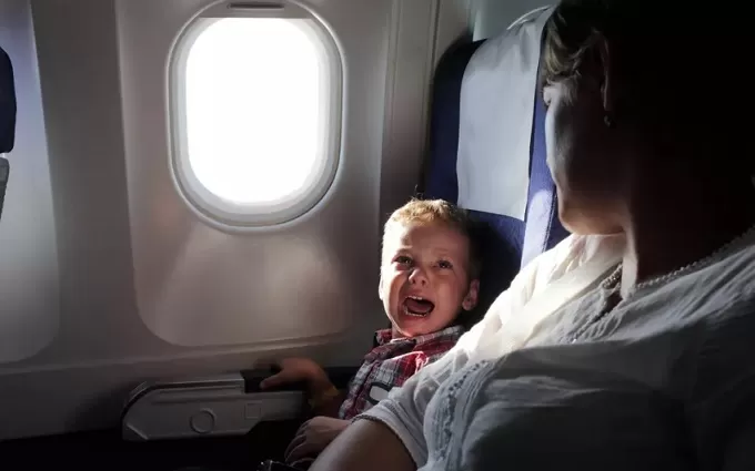 Як пережити переліт з дитиною