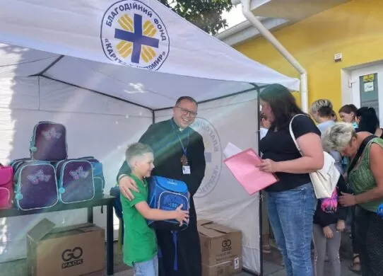 Карітас-Житомир розпочав видачу шкільних портфеликів