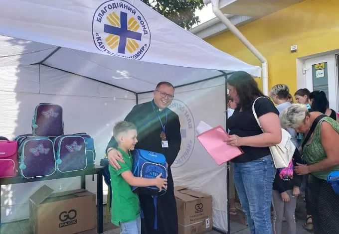 Карітас-Житомир розпочав видачу шкільних портфеликів