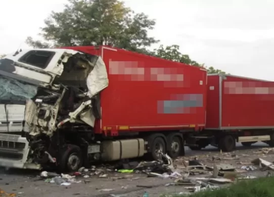 У Житомирській області зіштовхнулися дві вантажівки