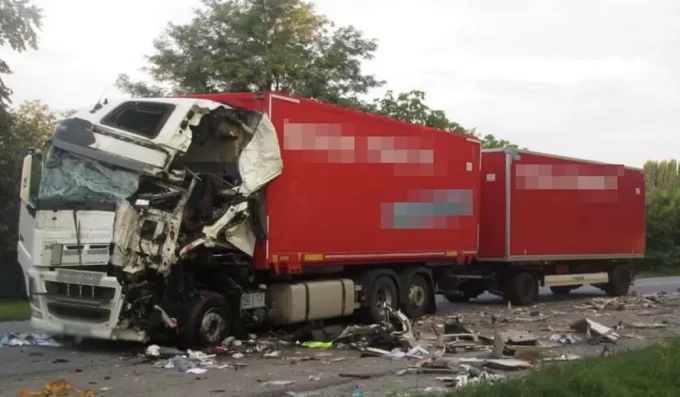 У Житомирській області зіштовхнулися дві вантажівки