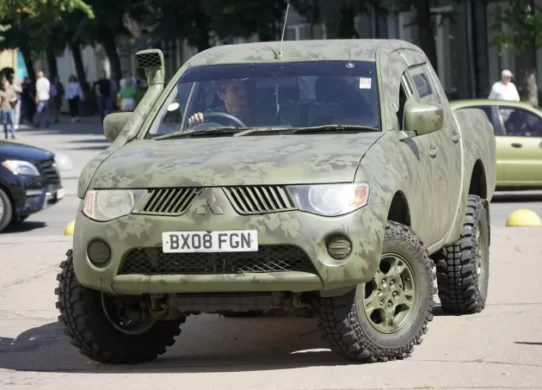 Житомирським військовим передали позашляховики та безпілотник за кошти з благодійного аукціону