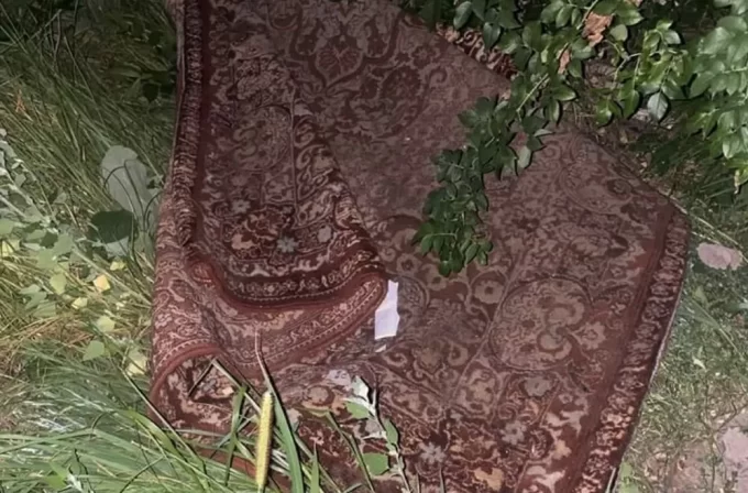 У Житомирі неповнолітній вбив чоловіка, а тіло виніс у килимі