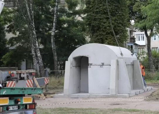 У Житомирі встановили перше модульне укриття