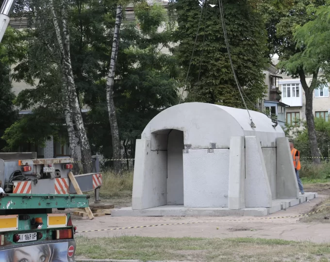 У Житомирі встановили перше модульне укриття