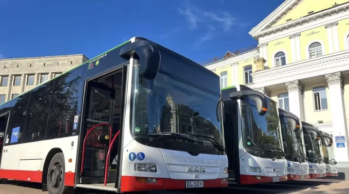 Благодійники передали Житомиру пʼять автобусів