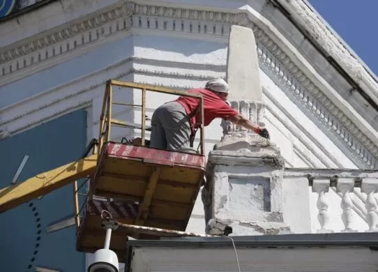 У Житомирі ремонтують фасад міськради