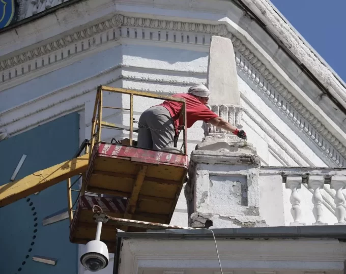 У Житомирі ремонтують фасад міськради