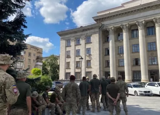 У Житомирі під судом зібралися військові, які вимагають справедливого суду над рекетирами
